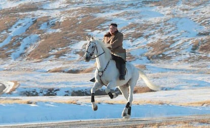 Kim Jong-un, a caballo, en una imagen difundida por la agencia estatal norcoreana el pasado 16 de octubre.