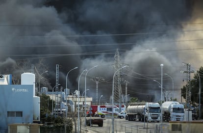 El humo tóxico ha obligado a tomar medidas como el desalojo del personal de las fabricas colindantes.
