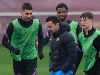 El entrenador del FC Barcelona, Xavi Hernández, junto a Ferrán Torrres, Ansu Fati y Gavi, durante el entrenamiento del equipo este miércoles.