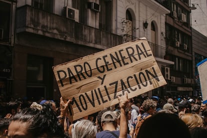 Manifestantes recorren las calles del centro de Buenos Aires.