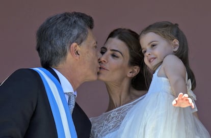 Mauricio besa a su esposa, Juliana Awada que tiene en brazos a su hija Antonia, en el balcon de la Casa Rosada tras la ceremonia. 