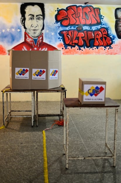 Cabinas de votación frente a un mural que representa al héroe de la independencia, Simón Bolívar, en un colegio electoral durante de Caracas.