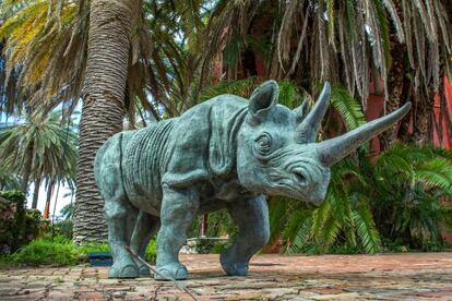 Rinoceronte de bronce en la antigua mansi&oacute;n de Thomas Kramer.