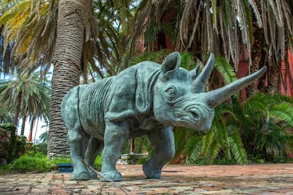 Rinoceronte de bronce en la antigua mansión de Thomas Kramer.