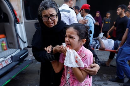 Una niña palestina llora tras los ataques israelíes, en Jan Yunis, en el sur de la franja de Gaza, este sábado.