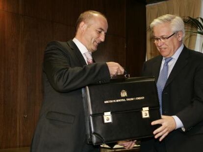 Miguel Sebasti&aacute;n y Joan Clos durante el traspaso de cartera en 2008.