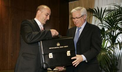 Miguel Sebastián y Joan Clos durante el traspaso de cartera en 2008.