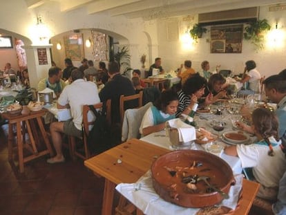 Comedor del restaurante Es Cranc, en Fornells (Menorca).
