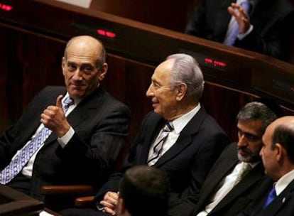 Ehud Olmert y Simón Peres en el Parlamento israelí