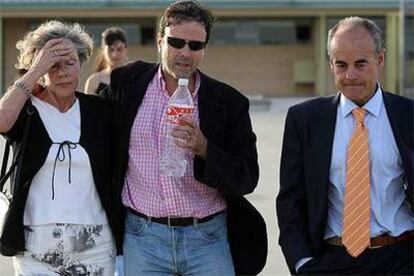 Eufemiano Fuentes, en el centro, a la salida ayer de la prisión de Soto del Real, con a su madre y su abogado.