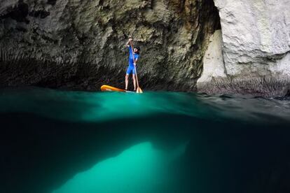 Espeleopaddle en una de las cuevas de la costa de Llanes. 