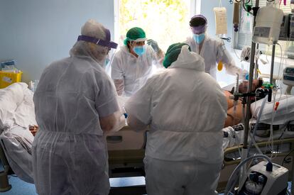 Uno de los pacientes ingresados con Covid-19 en la UCI del Hospital Clínico de Valencia.