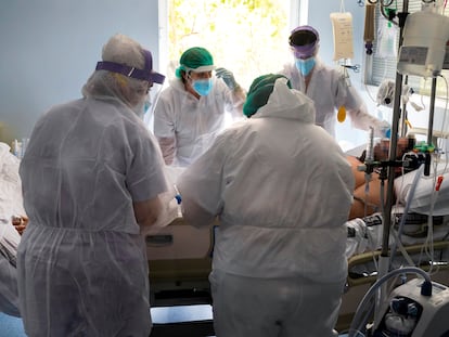 Uno de los pacientes ingresados con Covid-19 en la UCI del Hospital Clínico de Valencia.