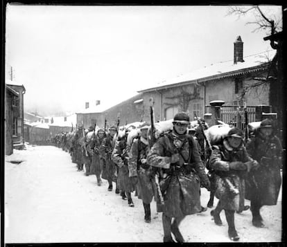 3 de marzo de 1918. Marcha bajo la nieve en Combles, Francia (nota manuscrita del autor sobre el negativo de vidrio).