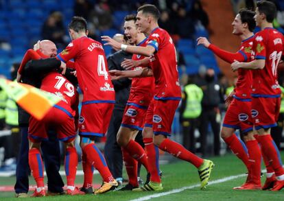 El delantero del Numancia Guillermo Fernández, celebra con sus compañeros y el banquillo, su segundo gol ante el Real Madrid.