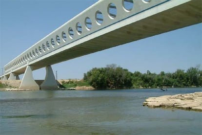 Viaducto del Ebro, en la línea Madrid-Lleida.