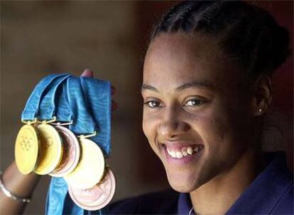 Marion Jones sostiene las cinco medallas que consiguió en los JJ OO de Sydney