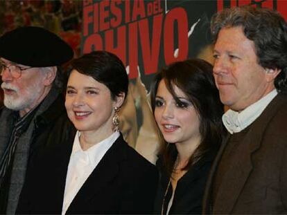 De izquierda a derecha, Tomás Milian, Isabella Rossellini, Stephanie Leonidas y Luis Llosa, ayer en Madrid.