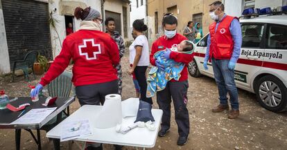 Unas 600 personas que habitan infraviviendas en Valencia sobreviven a la cuarentena gracias a la comida y la asistencia de un programa municipal que reciben de la Cruz Roja.