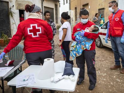 Unas 600 personas que habitan infraviviendas en Valencia sobreviven a la cuarentena gracias a la comida y la asistencia de un programa municipal que reciben de la Cruz Roja.