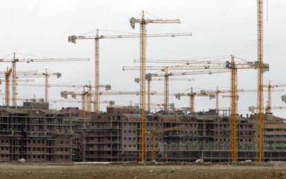 Perspectiva de la macrourbanización conocida como Residencial Francisco Hernando, en Seseña (Toledo). La imagen, del 23 de noviembre de 2006, muestra un enjambre de grúas y gran cantidad de edificios en construcción en el paraje conocido como El Quiñón. Esta promoción de 13.000 viviendas fue proyectada por "Paco el Pocero", que es como se conoce a Francisco Hernando, polémico constructor de esta fantasmagórica ciudad que finalmente cuenta con 5.000 viviendas.