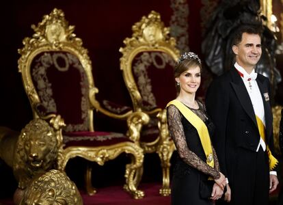 9 de junio de 2014. El príncipe Felipe y la princesa Letizia esperan sonrientes en el Salón del Trono del Palacio Real (Madrid) al presidente de México, Enrique Peña Nieto, antes de una cena de gala.