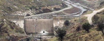 La presa de Robledo en el río Cofio será demolida en verano.