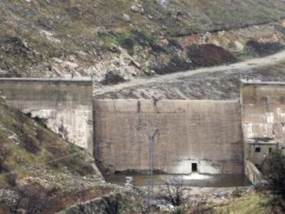 La presa de Robledo en el río Cofio será demolida en verano.