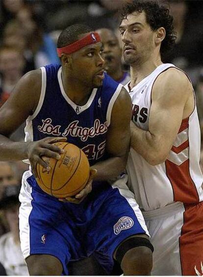 Garbajosa pelea por el control del baln con Elton Brand, de los Angeles Clippers.