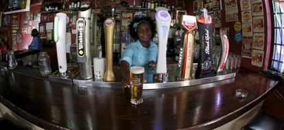 &iquest;Hace una ca&ntilde;ita? Una pinta de Castle Lager, marca de SABMiller, en Ciudad del Cabo.