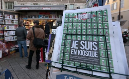 Ejemplar del diario francés 'Liberation', que muestra la portada del semanario satírico 'Charlie Hebdo'.