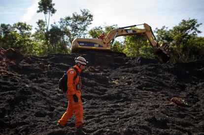 Un bombero, durante las tareas de rescate en Brumadinho.