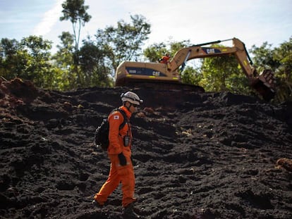 Un bombero, durante las tareas de rescate en Brumadinho. 