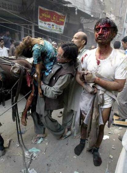 Un momento de la evacuación de heridos en el atentado de ayer en un mercado de Peshawar.