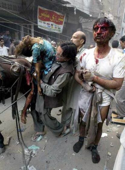 Un momento de la evacuación de heridos en  el atentado de ayer en un mercado de Peshawar.