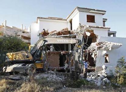 Demolición de un bloque de viviendas ilegales en Marbella.