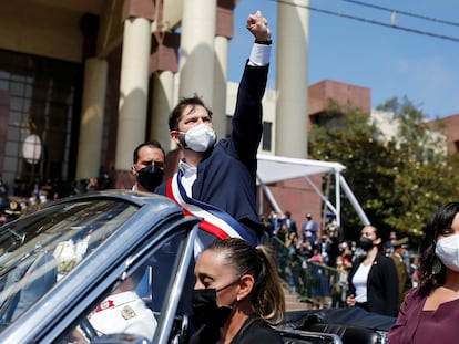 El presidente de Chile, Gabriel Boric, hace un gesto a sus seguidores, después de prestar juramento en el Congreso, en Valparaíso, Chile, el pasado 11 de marzo de 2022.