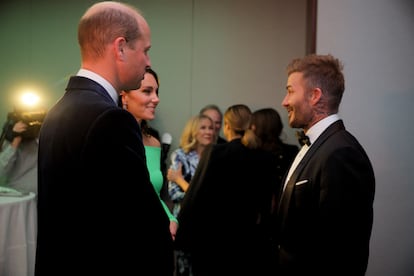 Uno de los encargados de presentar y dar uno de los galardones de la noche fue David Beckham. En la imagen, el exfubolista charla alegremente con los príncipes de Gales.