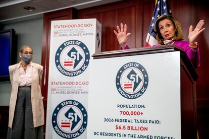 Nancy Pelosi (derecha) y Eleanor Holmes Norton.