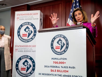 Nancy Pelosi (derecha) y Eleanor Holmes Norton.