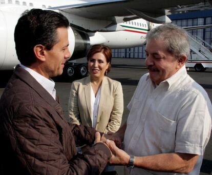 Enrique Pe&ntilde;a Nieto (l) and Social Development Secretary Rosario Robles (c) welcome former Brazilian President Luiz In&aacute;cio Lula Da Silva to Mexico on April 19.