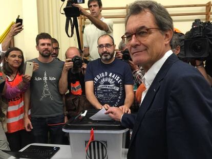 El expresidente de la Generalitat Artur Mas vota en el refer&eacute;ndum del 1 de octubre.