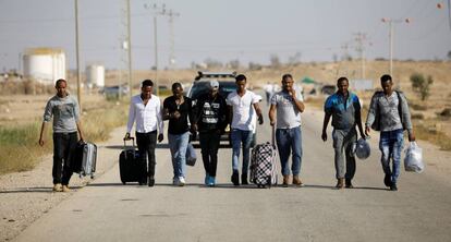 Un grupo de migrantes africanos tras salir de un centro de internamiento, a mediados de abril en el desierto del Negev.