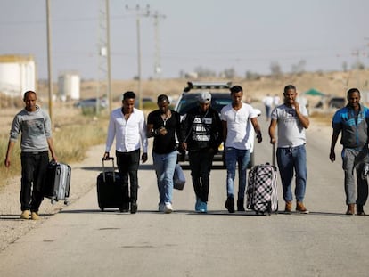 Un grupo de migrantes africanos tras salir de un centro de internamiento, a mediados de abril en el desierto del Negev.