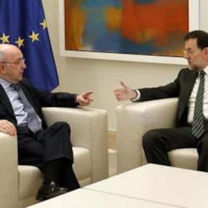 El presidente del Gobierno, Mariano Rajoy, y el comisario europeo de Competencia, Joaquín Almunia, el 15 de junio de 2012 en La Moncloa.