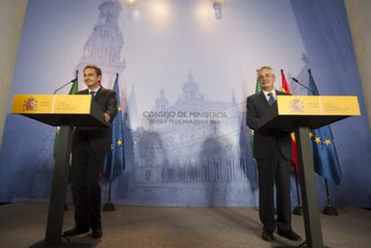 José Luis Rodríguez Zapatero y José Antonio Griñán, en la conferencia de prensa posterior al Consejo de Ministros celebrado en Sevilla el pasao 19 de marzo.