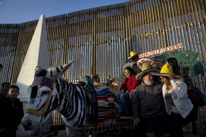 Activistas celebraron una posada en el muro con EE UU el pasado 17 de diciembre.