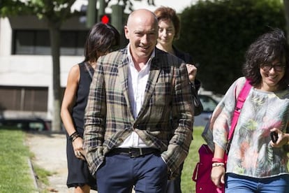 El magistrado llegando al juzgado