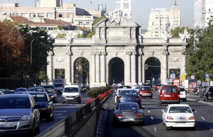 Circulación de vehículos en la rotonda de la Plaza de la Independencia. 