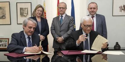 Queralt (derecha) y González firman el acuerdo en la Sindicatura.